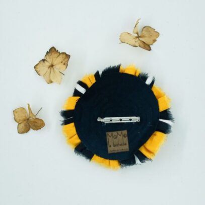 broche jaune et noir