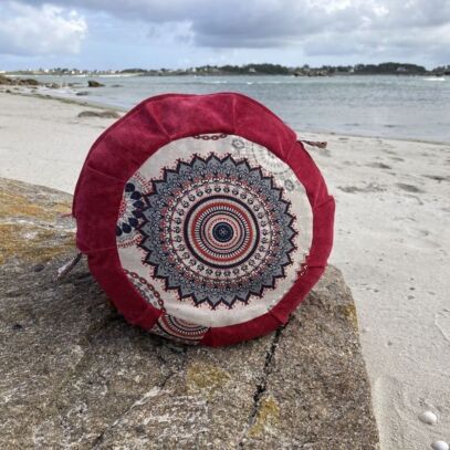 coussin de yoga rouge et mandala